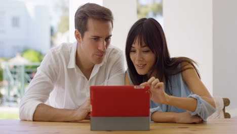 Mann-und-Frau,-Die-Gemeinsam-Einen-Tablet-Computer-Benutzen