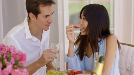 Couple-sipping-wine-and-eating-fruit