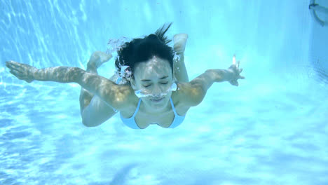 Mädchen-Schwimmt-Unter-Wasser-In-Einem-Schwimmbad