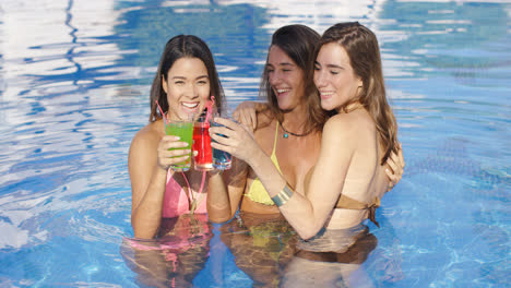 Drei-Glückliche-Sexy-Freundinnen-In-Einem-Pool
