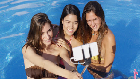 Three-happy-young-women-taking-their-selfie