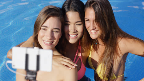 Tres-Mujeres-Bastante-Jóvenes-Posando-Para-Una-Selfie