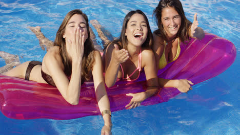 Drei-Bikini-Schönheiten-Auf-Einem-Schwimmenden-Gerät