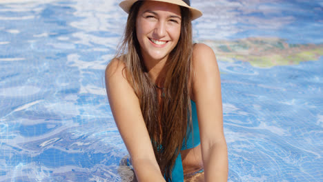 Sonriente-Belleza-De-Pelo-Largo-Vistiendo-Bikini-Y-Sombrero