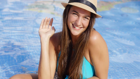 Sonriente-Belleza-De-Pelo-Largo-Vistiendo-Bikini-Y-Sombrero