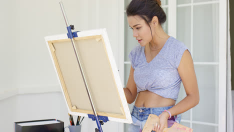Mujer-Joven-Artística-Trabajando-En-Una-Pintura