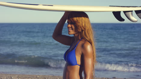 Sexy-African-Woman-Holding-Surfing-Board-Overhead