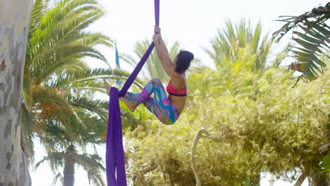Akrobatin-Arbeitet-Im-Freien-An-Seidenbändern-Working