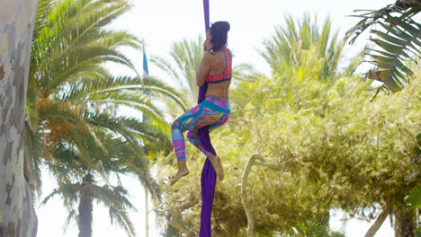 Akrobatin-Arbeitet-Im-Freien-An-Seidenbändern-Working