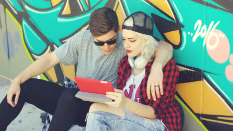 Young-hipster-couple-browsing-the-internet