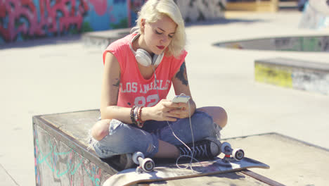 Trendy-young-blond-woman-at-a-skate-park