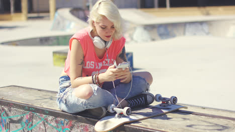 Trendy-young-blond-woman-at-a-skate-park