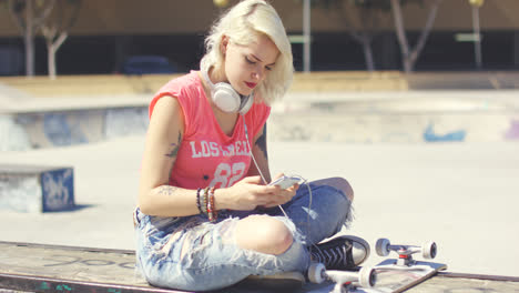 Trendige-Junge-Blonde-Frau-In-Einem-Skatepark