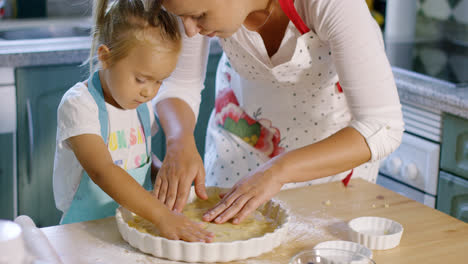Mutter-Und-Tochter-Backen-Einen-Hausgemachten-Kuchen