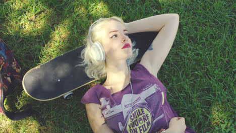 Joven-Mujer-Rubia-Relajante-Escuchando-Música