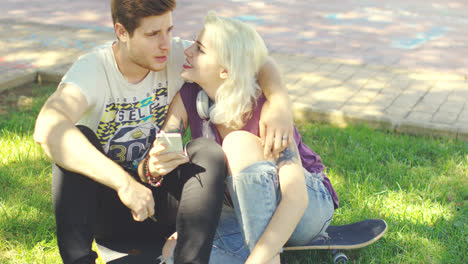 Young-couple-relaxing-in-an-urban-park