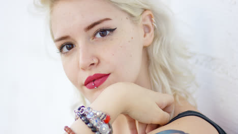 Portrait-of-a-sexy-hipster-young-blond-woman