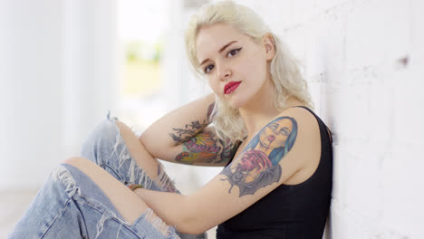 Mujer-Joven-Sensual-Y-Sensual-Con-Un-Tatuaje-De-Vampiro.