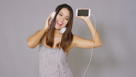 Woman-singing-along-to-her-music