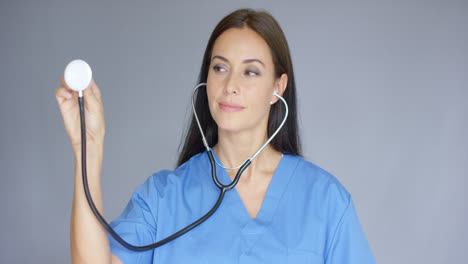 Smiling-friendly-nurse-or-doctor-with-stethoscope