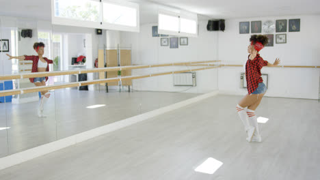 Tanzschüler-Tritt-In-Hellem-Studio-Auf