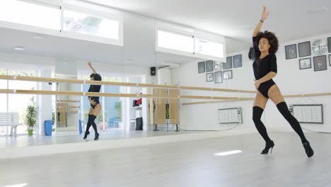 Junge-Tänzerin,-Die-Modernen-Tanz-Praktiziert