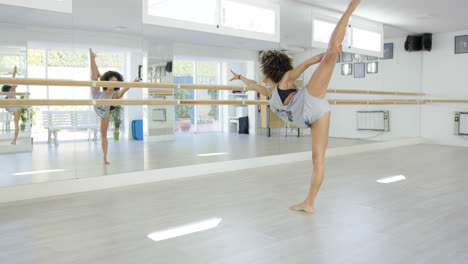 Joven-Bailarina-Practicando-En-Un-Estudio-De-Danza