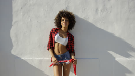Sexy-Afroamerikanisches-Mädchen-Mit-Afro-Haarschnitt