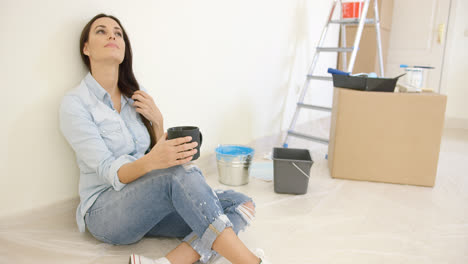 Pretty-young-woman-relaxing-while-renovating