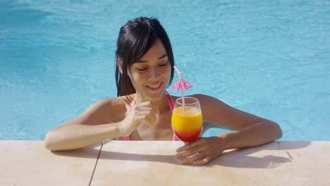 Happy-smiling-young-woman-with-a-fruity-cocktail