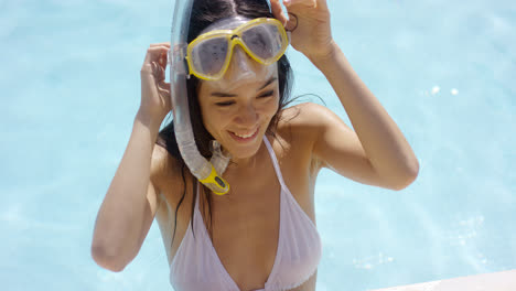 Smiling-woman-in-swim-suit-wears-goggles