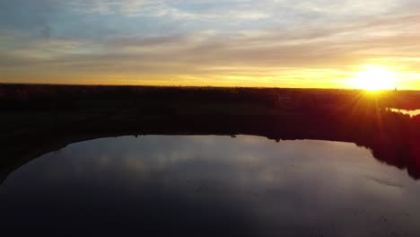 Sunburst-of-a-golden-sunset-on-the-horizon-of-Mechels-Broek