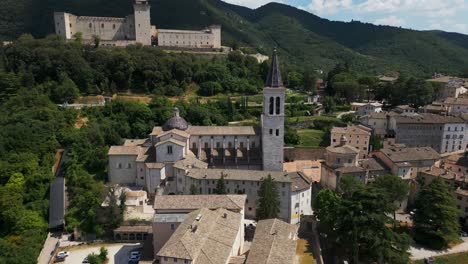 Striking-aerial-drone-shot-of-Santa-Maria-Assunta-Cathedral-in-Spoleto,-circling