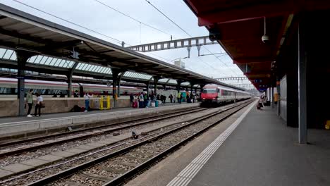 Estación-De-Tren-Genève-Cornavin-Andén-Con-Tren-Llegando