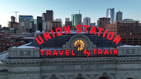 Union-Station-Mit-Der-Skyline-Von-Denver,-Colorado-In-Der-Ferne