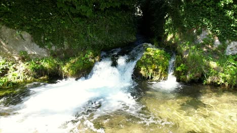 Ländlicher-Wasserfall-Sprudelt-In-Der-Dorfstadt-Rasiglia