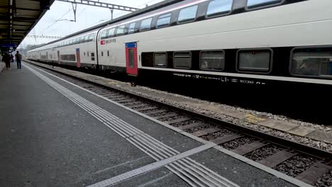 Andén-De-La-Estación-De-Tren-Gare-De-Genève-Con-Gente-Esperando-Su-Próximo-Tren
