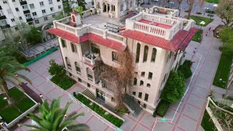 Aerial-orbiting-shot-of-the-Falabella-Palace-in-downtown-Providencia,-Chile
