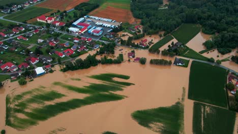 Horribles-Imágenes-Aéreas-De-Drones-4k-De-Casas-En-Podravje,-Eslovenia,-Durante-Las-Inundaciones-De-Agosto