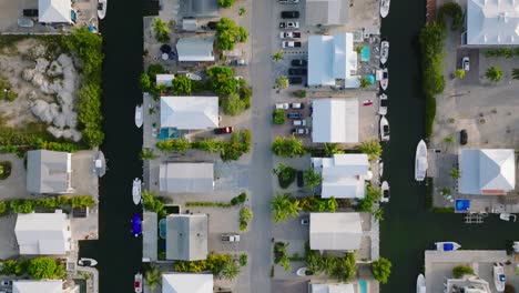 Draufsicht-Auf-Reihen-Von-Häusern-Am-Wasser-In-Den-Florida-Keys