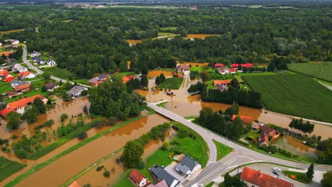 Horribles-Imágenes-Aéreas-De-Drones-4k-De-Agosto-E-Inundaciones-En-La-Región-De-Pomurje-En-Eslovenia