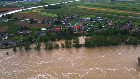 Schreckliche-4K-Drohnenaufnahmen-Aus-Der-Luft-Von-überfluteten-Dörfern-In-Podravje,-Slowenien,-Im-August