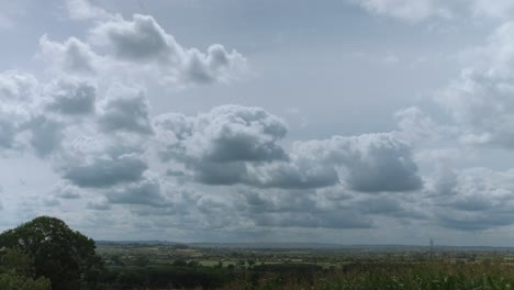 Una-Vista-De-La-Campiña-De-Wiltshire-Con-Grandes-Nubes-Filmada-Desde-Sandridge-Hill.