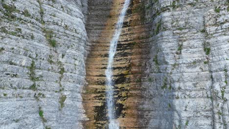 Cascada-De-Streaming-Kefalovriso-En-El-Parque-Nacional-Tzoumerka,-Grecia---Pedestal-Arriba