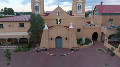 Katholische-Kirche-San-Felipe-De-Neri-In-Der-Altstadt-Von-Albuquerque,-New-Mexico