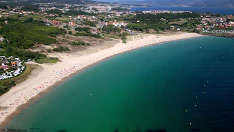 Orbitalaufnahme,-Strandlandschaft,-Smaragdgrünes-Wasser-Und-Küstendörfer-In-Galizien