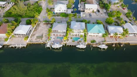 Row-of-waterfront-houses-in-the-Florida-Keys