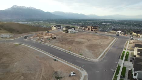 Desarrollo-Residencial-Del-Mercado-Inmobiliario-En-Las-Montañas-De-Lehi,-Utah---Antena