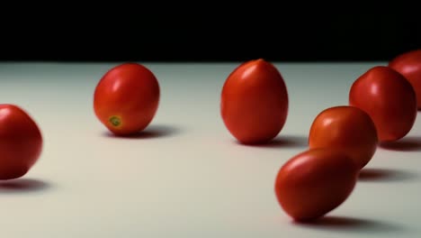 Rebotando-Tomates-Cherry-Frescos-Maduros-De-La-Vid-Y-Listos-Para-Comer.