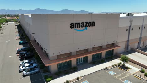 Logotipo-De-Amazon-En-El-Edificio-Del-Almacén-En-Glendale,-Arizona.